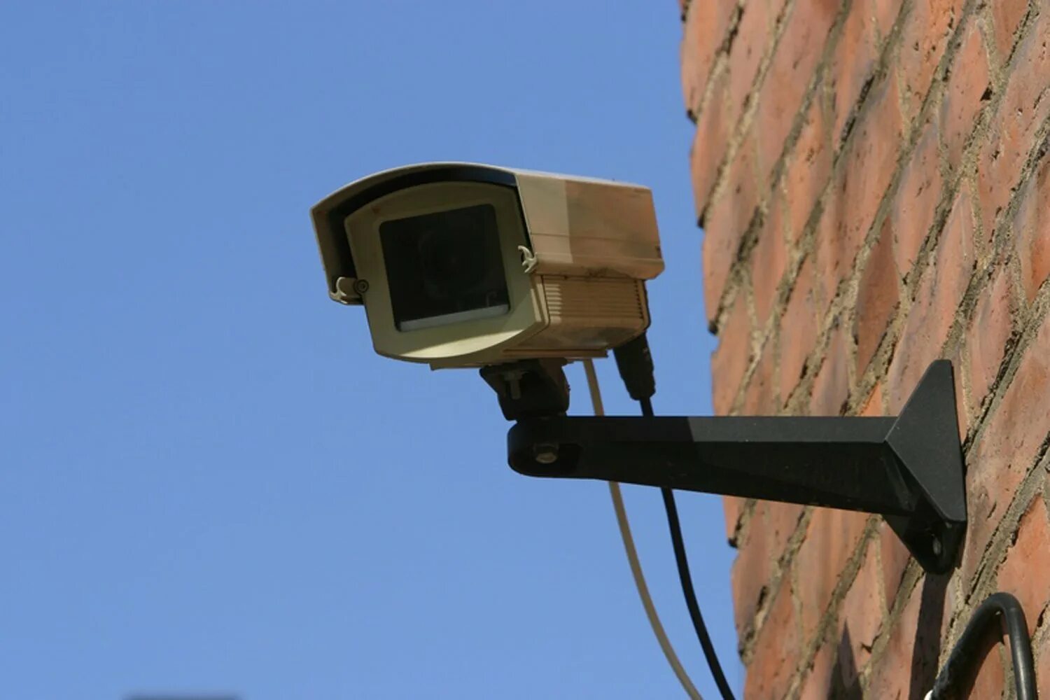 Камера на открытом воздухе. Камера видеонаблюдения. Камеры видеонаблюдения на улице. Камера видеонаблюдения уличная. Камеры слежения для улицы.