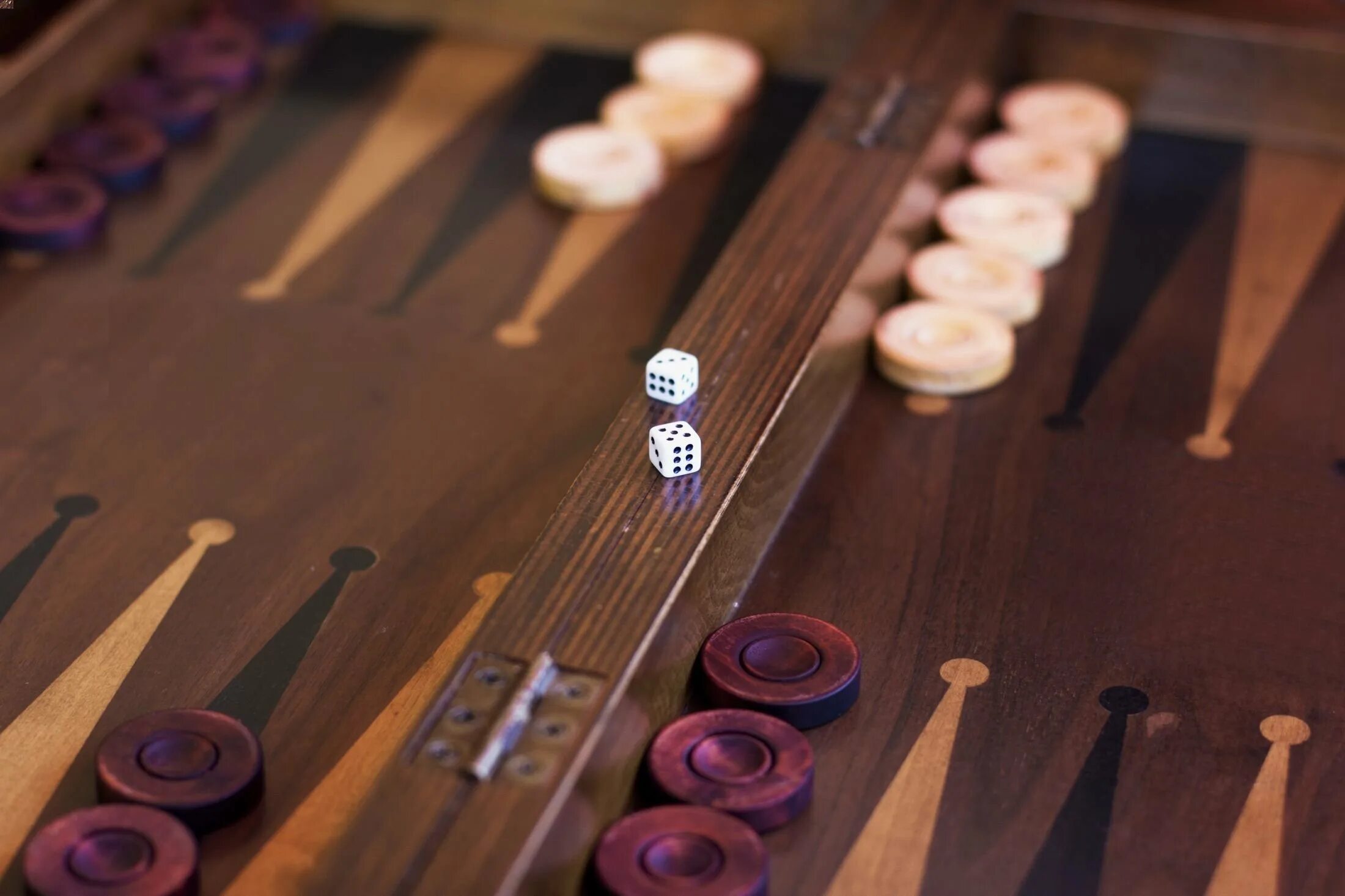 Игры коричневая. Шахматы. Эрудит подарочный. Стакан для костей. Игры коричневая.