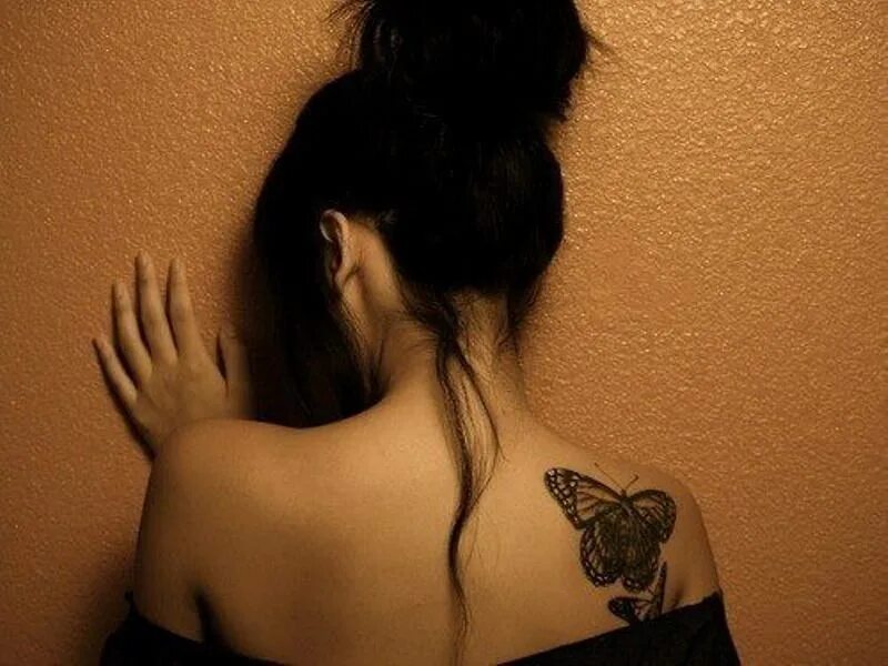 Татуировка на спине у девушки. Тату на спине для девушек. Брюнетка с татуировкой на спине.