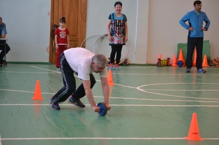 Семейная эстафета. Конкурс спортивный папа. Семейные спортивные соревнования в школе. Спортивные соревнования детей с родителями в детском. Соревнование в детском саду мама папа я спортивная семья.