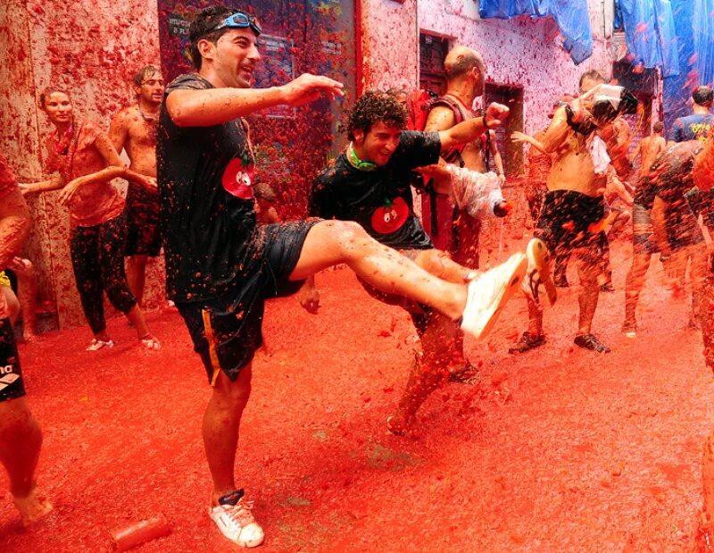 Фестиваль ла Томатина Испания. Tomatina праздник праздник в Испании. Ла Томатина в Буньоле Испания. Кидает помидор