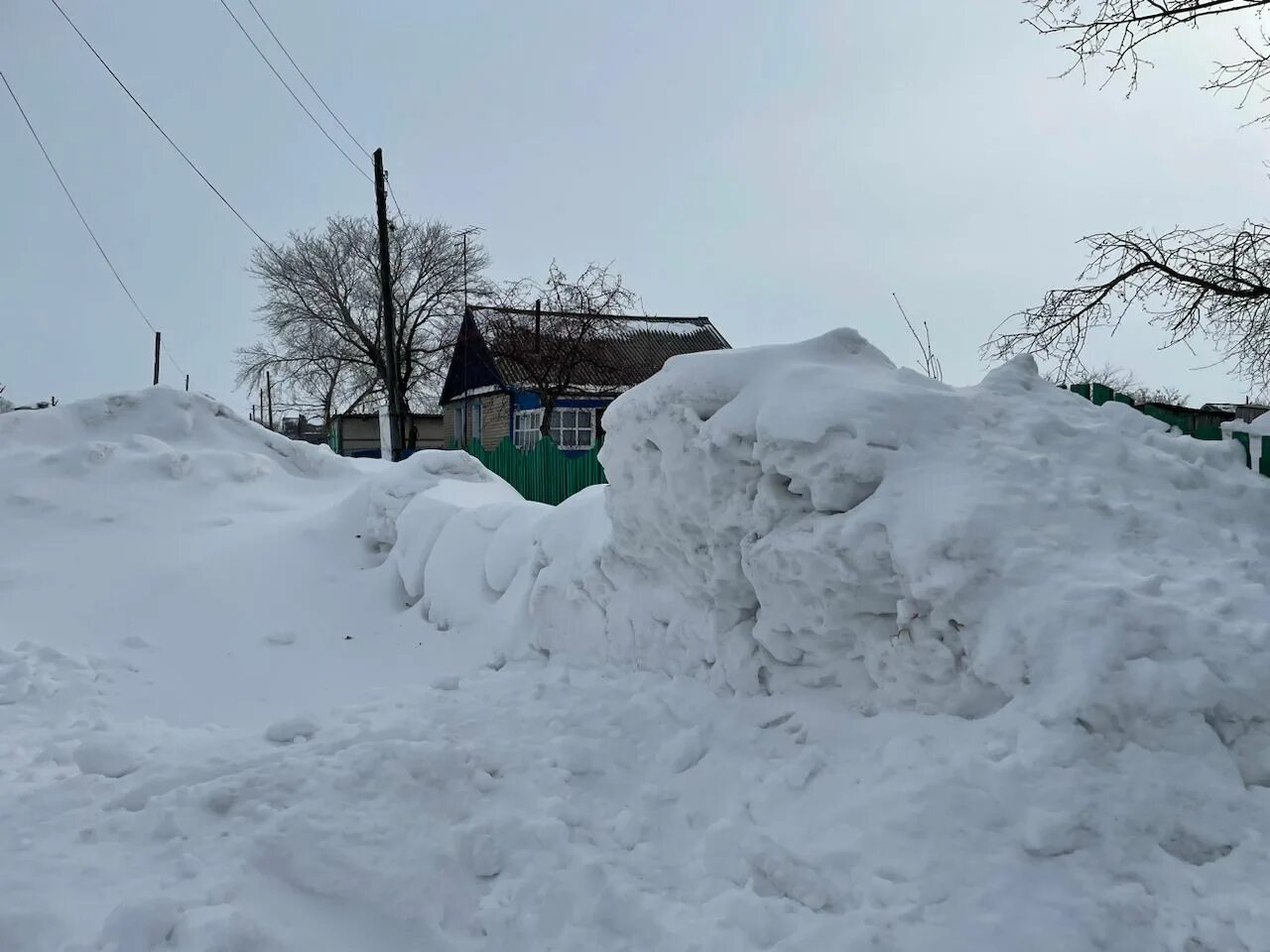 Сугробы в деревне. Сугробы во дворе. Снежные сугробы в деревне. Деревня в снегу. Деревня сугробы