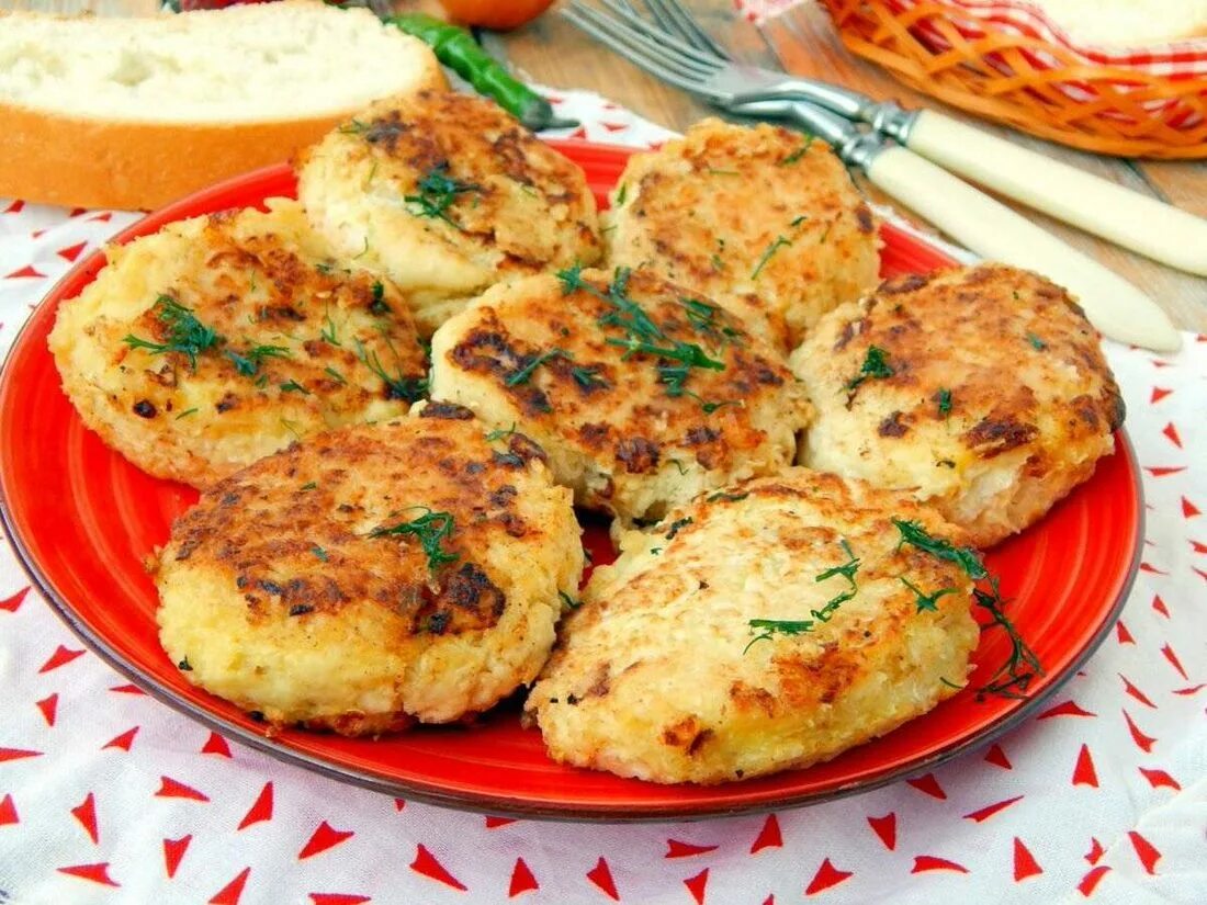 Рецепт котлет с картошкой и фаршем. Капустные котлеты. капустные котлеты в духовке. капустные котлеты постные. капустные котлеты с фаршем.
