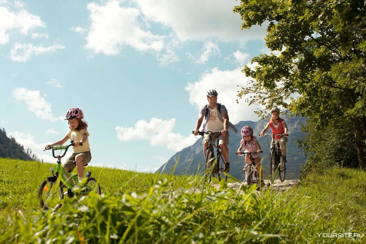 Активный отдых. Прогулки на свежем воздухе. Семья на велосипедах. Активное лето.