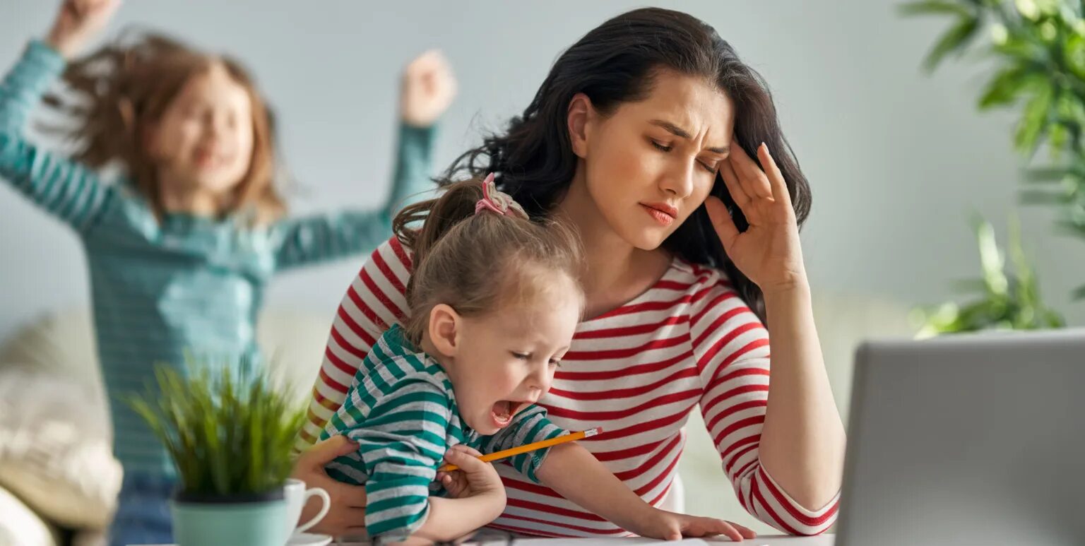 She watched her daughter. Родители и дети стресс. Дети с родителями. "Дети и стресс". Стресс с детишками.