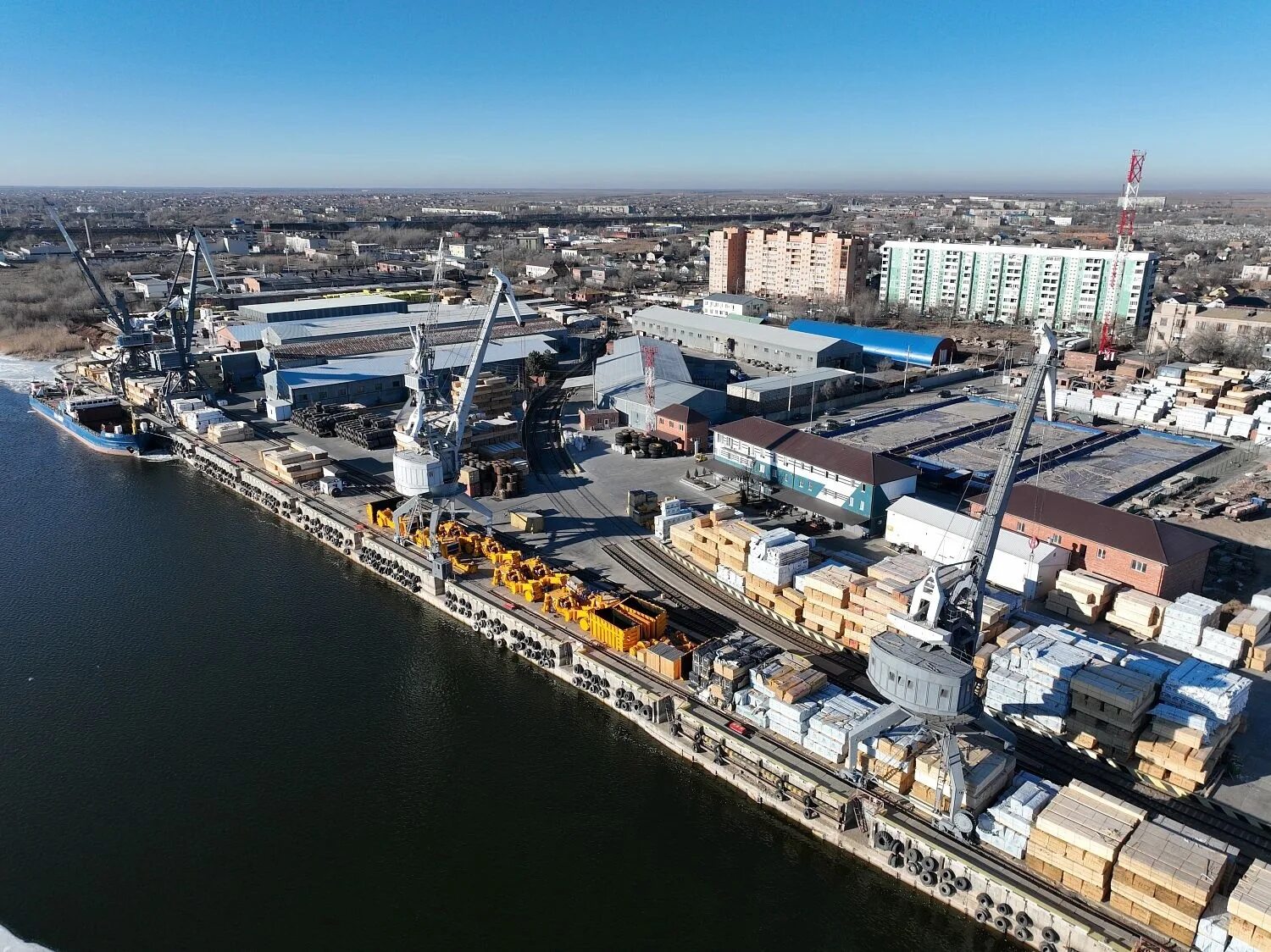 Производство астраханской области. Астраханский морской порт. Астрахань промышленность. Астраханская Промышленная. Морской завод Астрахань.