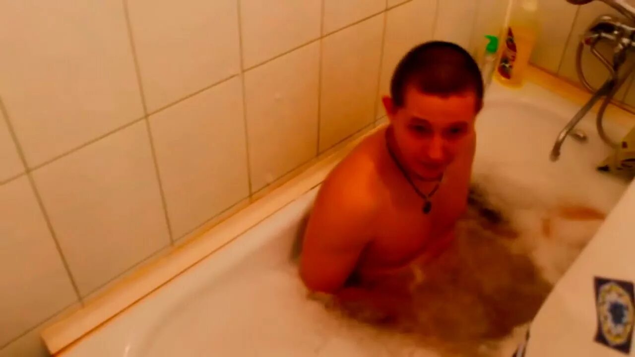 Спалила брата в душе. Мужчина в ванной. Мужчина купается в ванной. С братом в ванне. Сестренка в ванной.
