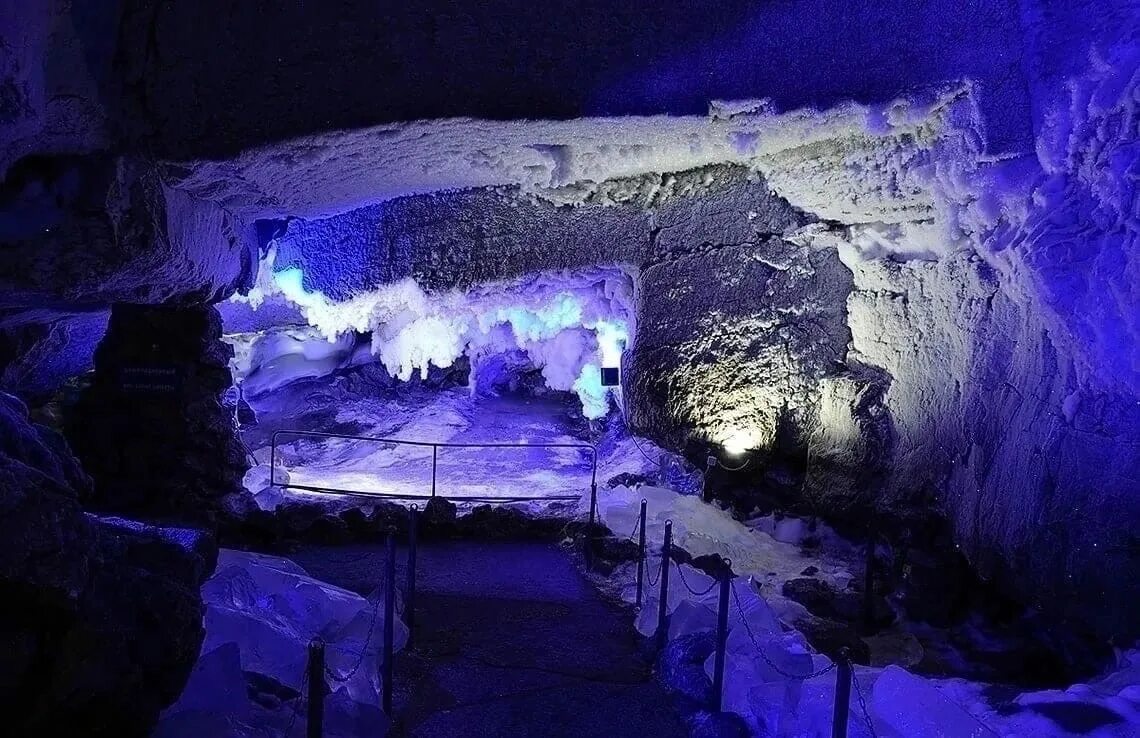 кунгурская ледяная пещера снаружи. гроты кунгурской ледяной пещеры. кунгурская ледяная пещера пермский край. пермская ледяная пещера. пермская ледяная пещера.