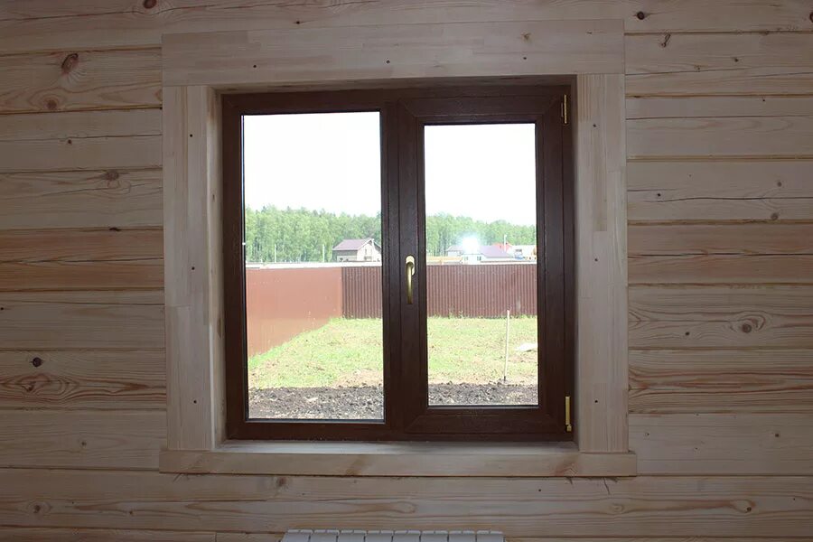 Пластиковое окно в брус. Окна в брусовом доме. Окна в деревянном доме. Пластиковые окна в деревянном доме. Наличники на окна внутренние.