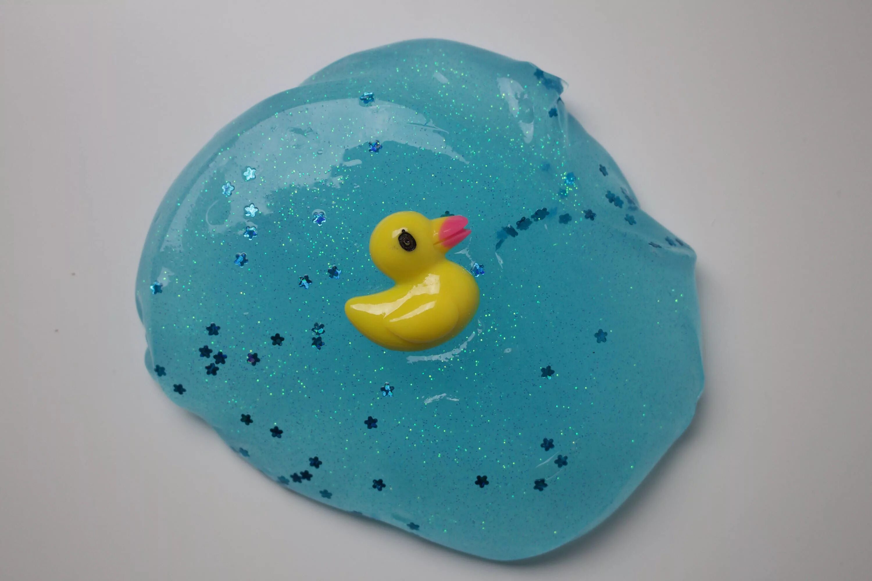 лизун с блестками. слайм уточка. слайм с воздушным пластилином. слаймы в банках красивые. слайм уточка.