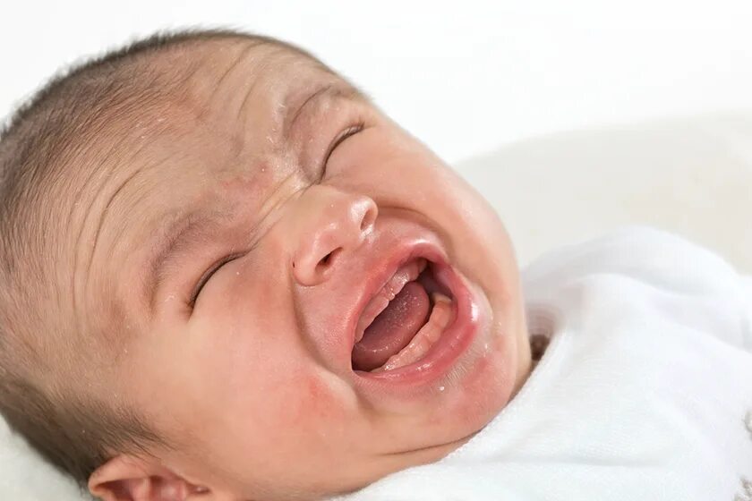 Почему новорожденные кричат. Плач младенца. Новорожденный кричит. Орущий младенец. Плачущий новорожденный.
