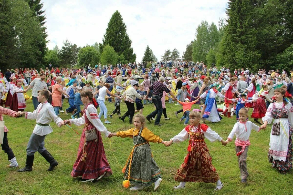 Хоровод. Троицкие гуляния. Русский народный хоровод. Народные гуляния в деревне.