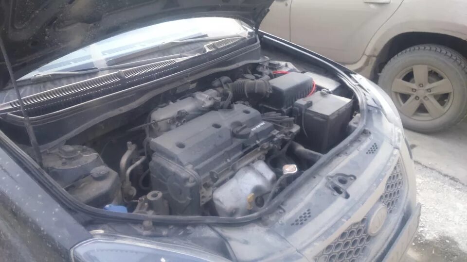 Трос капота киа селтос. Открытый капот киа рио 2010. Kia rio 2 открытый капот. Концевик капота киа рио 2012. Открытый капот киа рио 3 сигнализация.