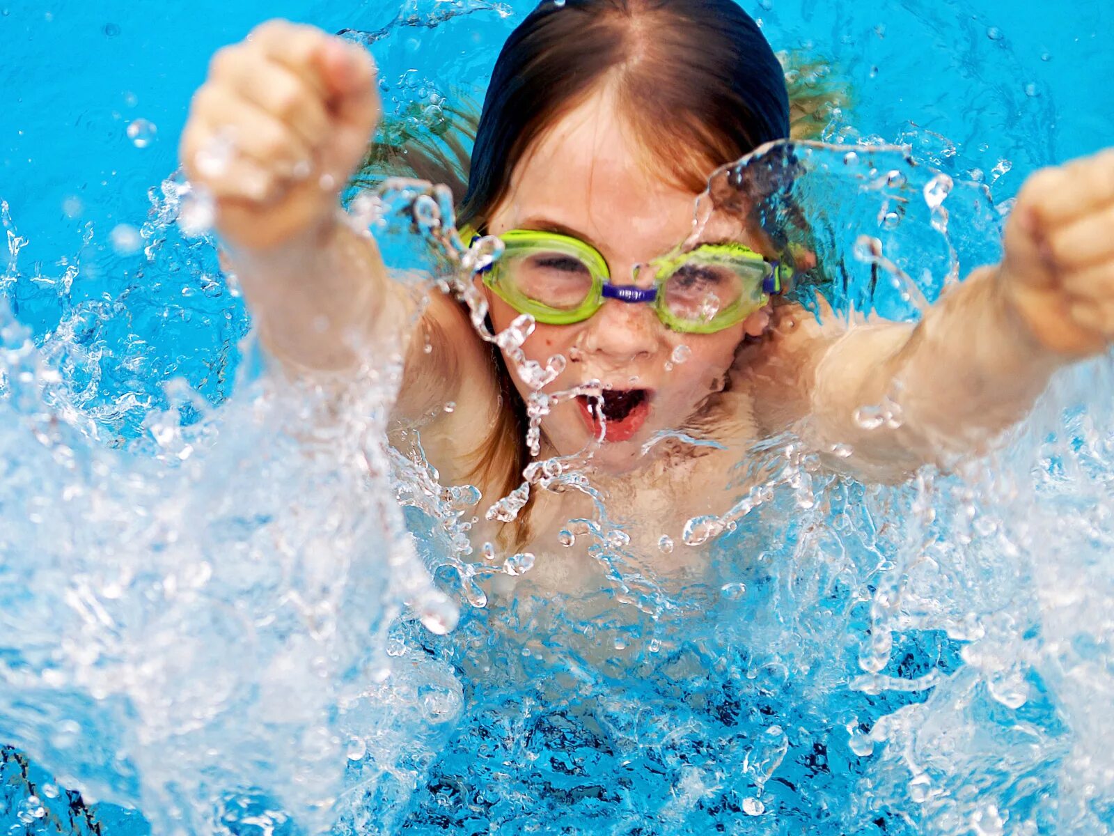 пловец под водой. плавать в бассейне. развитие в воде. плавание в бассейне. развитие в воде.