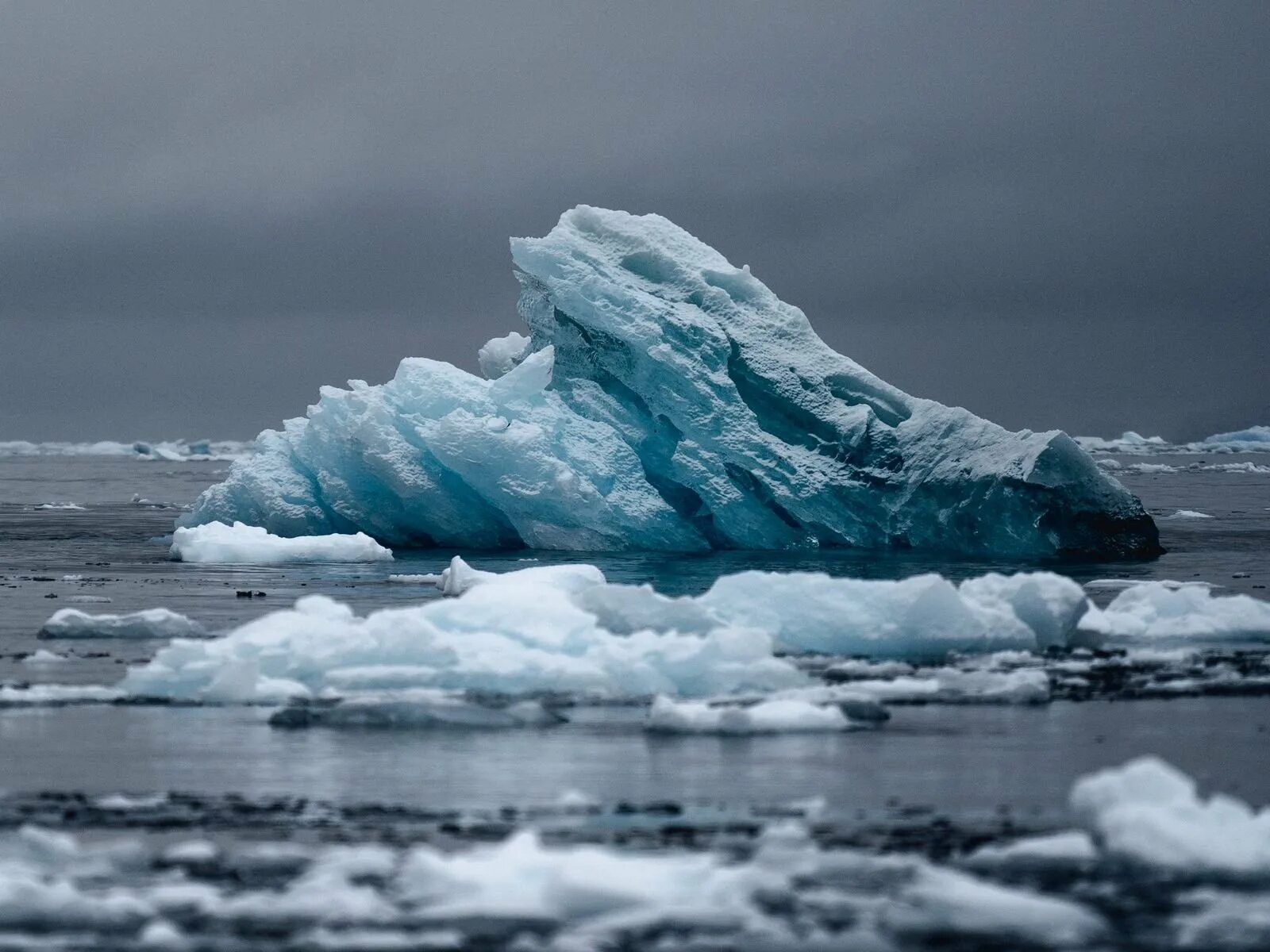 Глыба льда на воде. Айсберг глыба льда. Снежная глыба. Острые ледяные глыбы. Глыбы ледников.