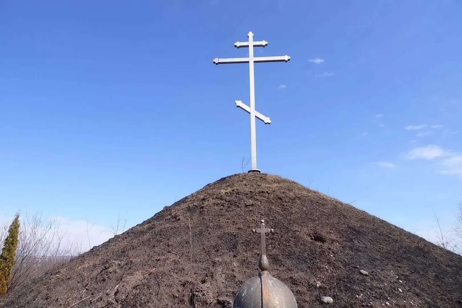 Пикник за невинно убиенных год. Крест в Гусиноозерск. Два камня памятник на горе убиенная Гусиноозерск. Гусиноозерск колокол на горе убиенной. В Воронеже крест невинно убиенным.