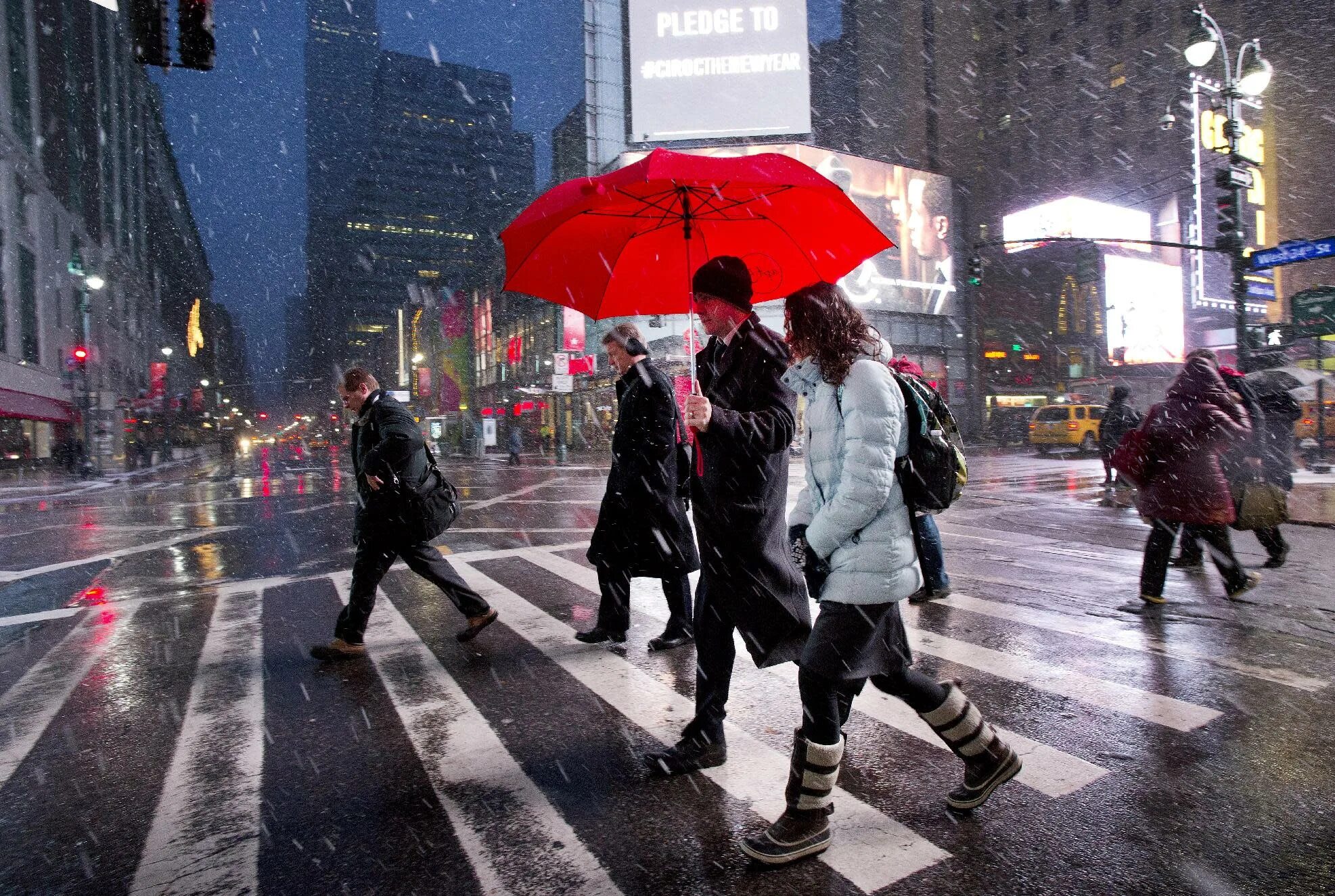 Известно что в дождливые дни. Климат Нью-Йорка. Дождливый день Америка. Пасмурный Нью Йорк. Дождливый Нью Йорк.