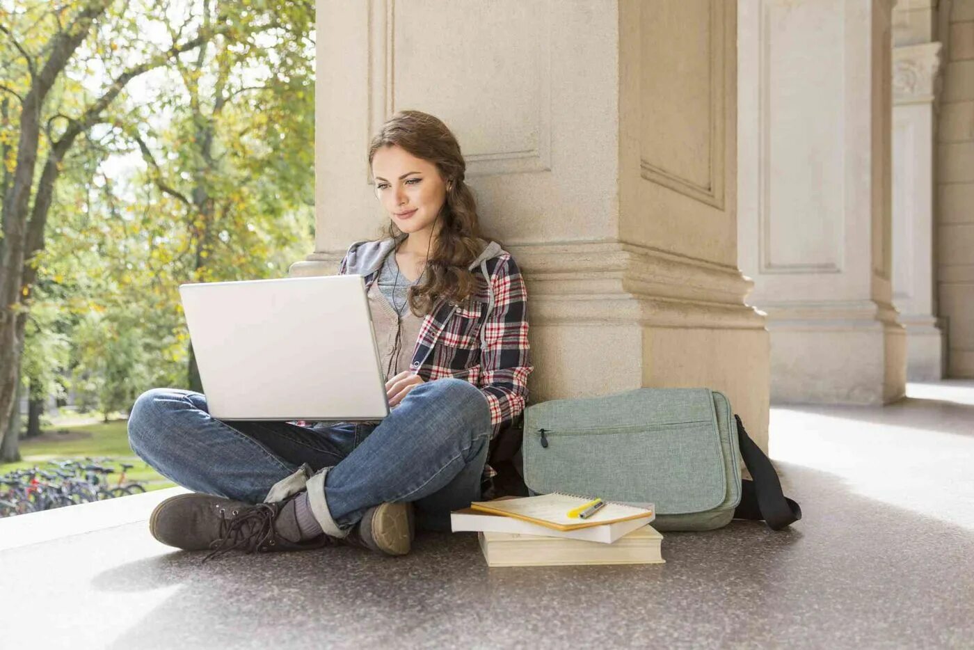 Какую интернет школу выбрать. Студент за ноутбуком. Человек с ноутбуком. Студентка с ноутбуком. Подросток за ноутбуком.