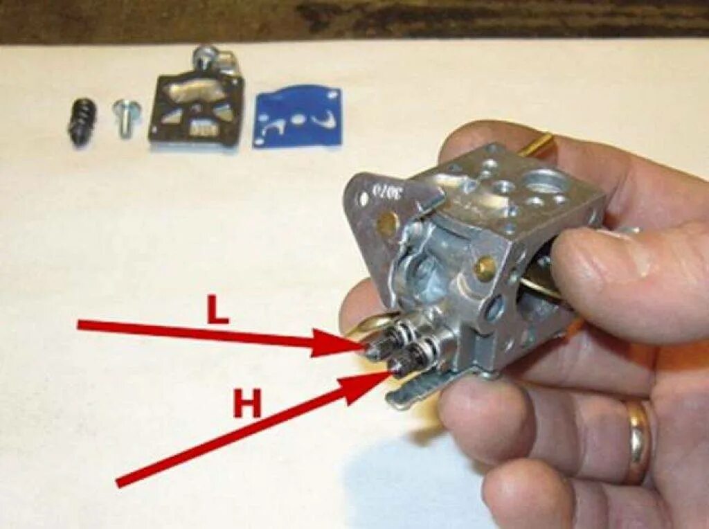 Регулировка карбюратора бензопилы партнер своими руками. Партнер 350 карбюратор винты l. Регулировочные винты карбюратора бензопилы партнер 350. Партнёр 350 карбюратор винты l h. Партнер 371 карбюратор регулировочные винты.