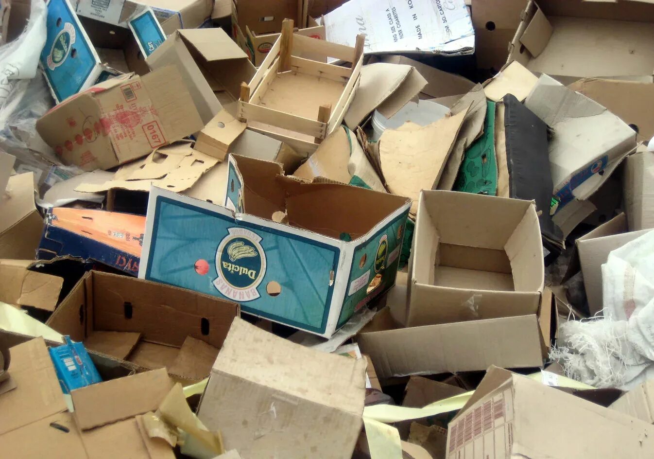 Отходы упаковочного картона. Переработка упаковки. Утилизация отходов упаковки. Отходов бумаги для упаковки.
