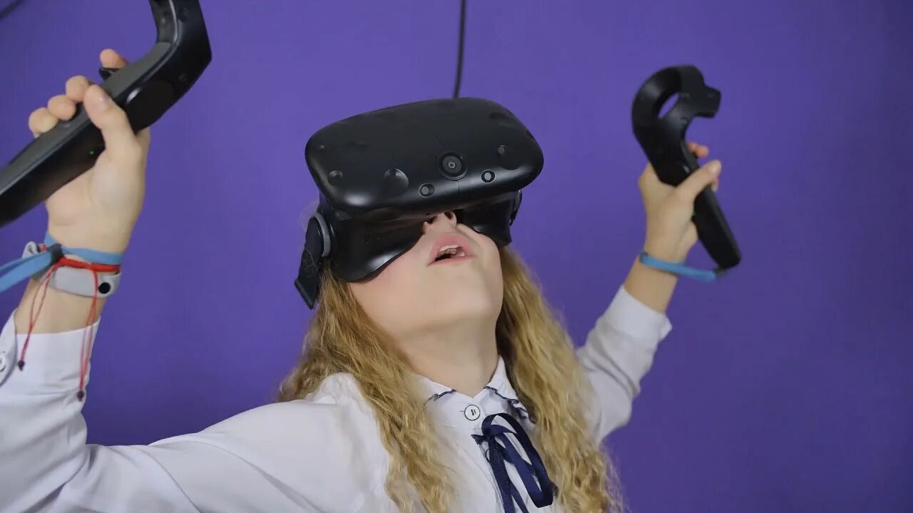 Vr тверь. Компания играет в клубе виртуальной реальности.