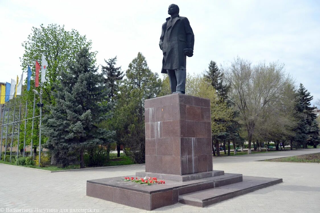 Каменск шахтинский ул ленина. Памятники Ленину (Каменск-Шахтинский). Памятники Каменск Шахтинский. Ленин статуя Каменск Шахтинский. Площадь Каменска Шахтинского.