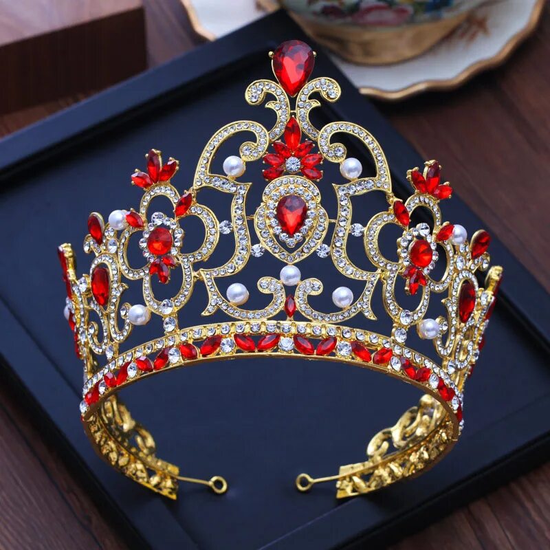 Золотая корона китай россия. Корона с красными камнями. Корона женская. Золотая диадема с красными камнями. Красивая корона.
