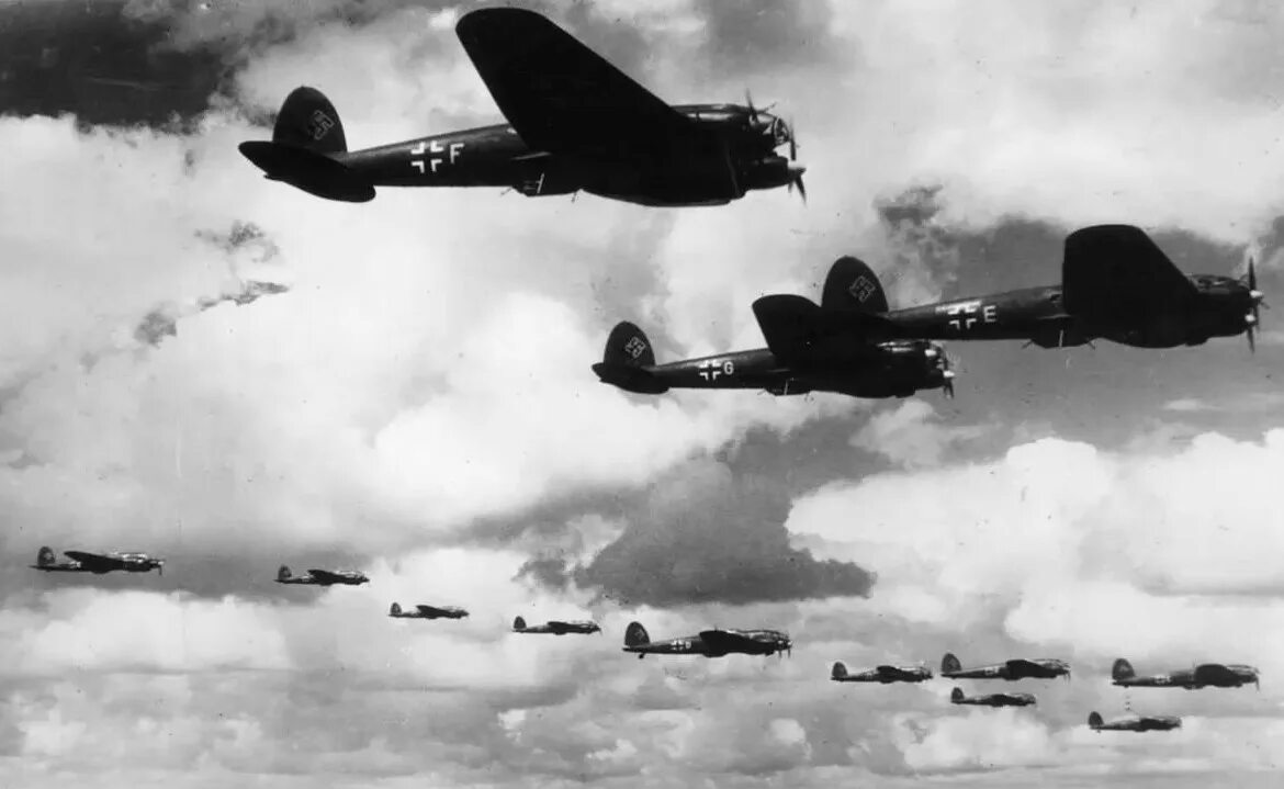Немецкие самолеты 22 июня 1941. Немецкие самолеты 22 июня 1941 года начало Великой Отечественной войны. Войны 1941-1945 самолеты бомбят. Самолёты Германии Великой Отечественной войны 1941-1945.