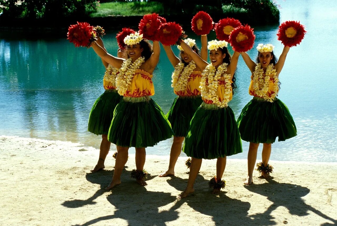 Гавайский туристический и культурный центр гонолулу. Гавайи фестиваль АЛОХА. Гавайи хула. Гавайи люди АЛОХА. Венок АЛОХА Гавайи.