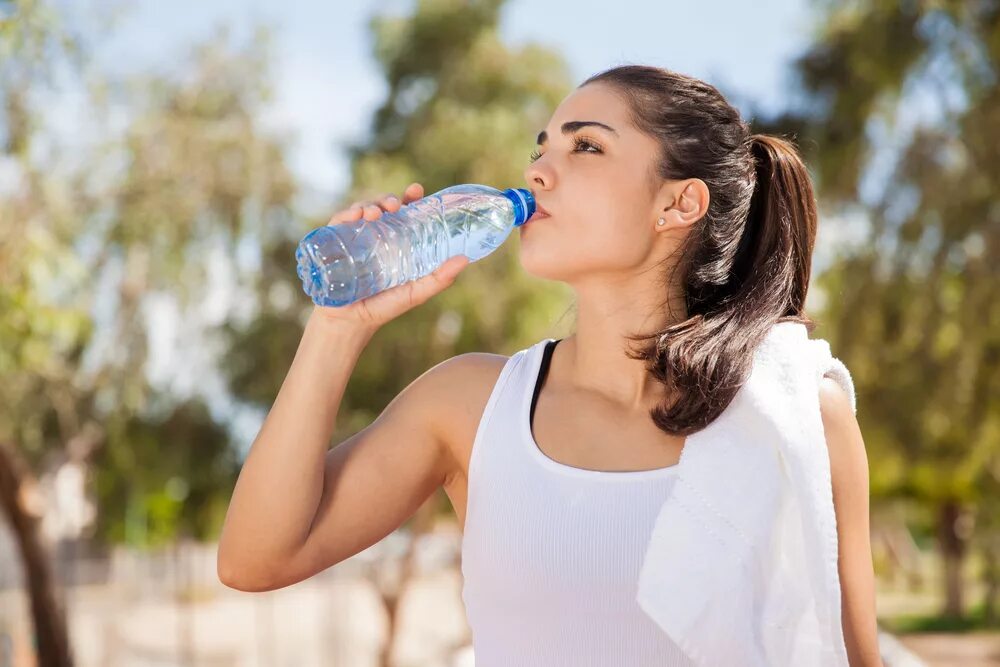 Как пить водичку. Девушка пьет воду. Человек пьет воду. Человек с бутылкой воды. Девушка пьет воду из бутылки.