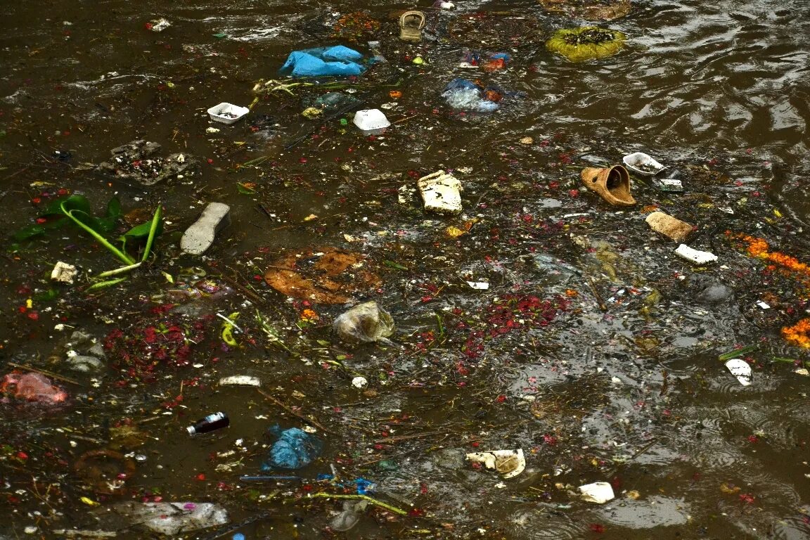 Грязная река. Загрязнение воды. Загрязнение рек. Загрязнение воды бытовым мусором. Rains waste