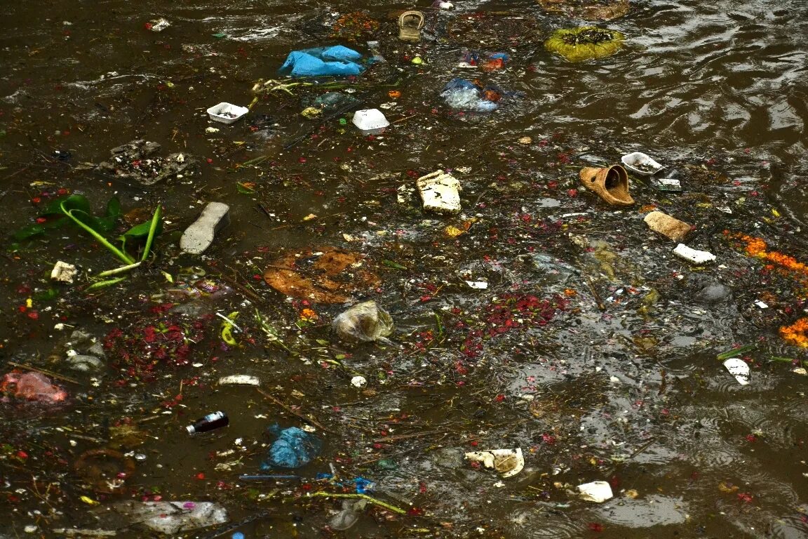 Грязная мутная вода. Грязная река. Загрязнение воды. Загрязнение рек. Загрязнение воды бытовым мусором.