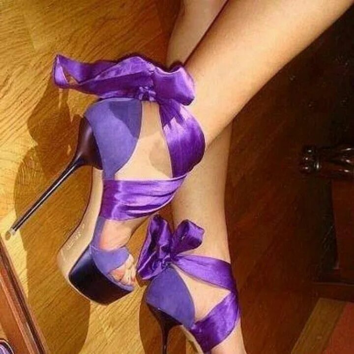 Почему нога фиолетовая. Сиреневые босоножки на ноге. Сиреневые босоножки на каблуке. Туфли на шпильке сиреневые. Туфли с сиреневые с ленточками.