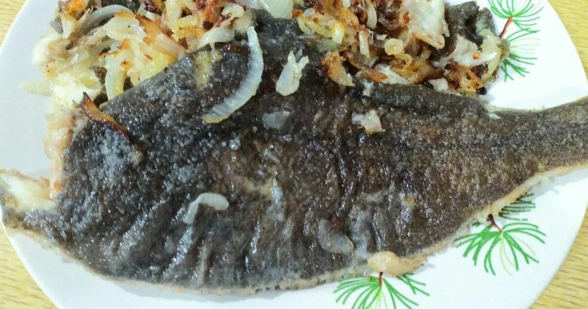 камбала черноморская жареная. рыба на сковороде. как правильно жарить камбалу. камбала на сковороде. камбала жареная на сковороде.