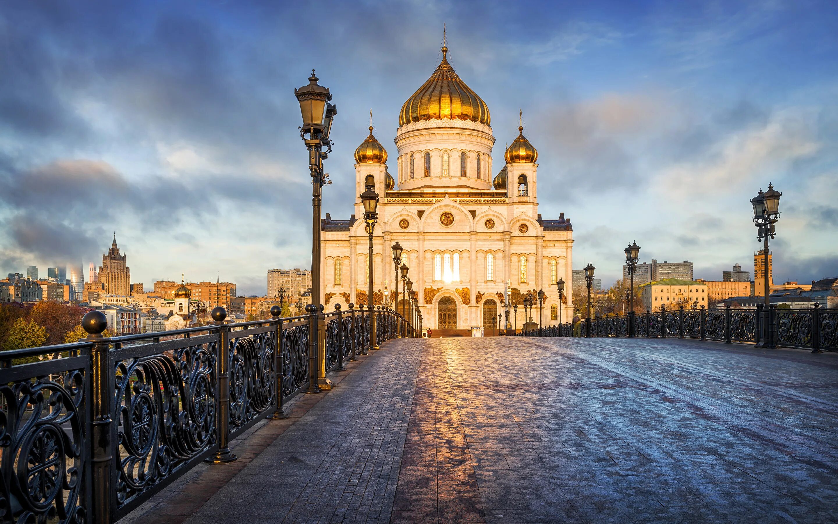 Москва. Храм Христа Спасителя. Патриарший мост в Москве. Мост у храма Христа Спасителя. Город Москва храм Христа Спасителя.