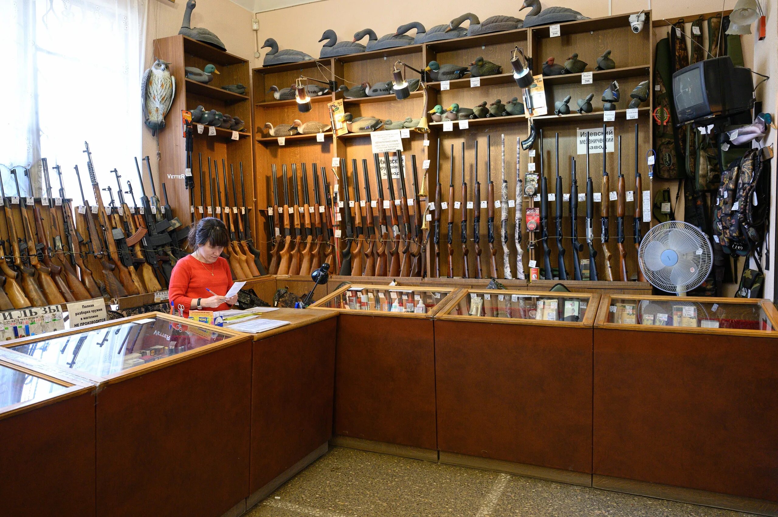 Охотничьи магазины ру. Магазин оружия. Оружейный магазин. Оружейный магазин в Волгограде. Оружейная Лавка.