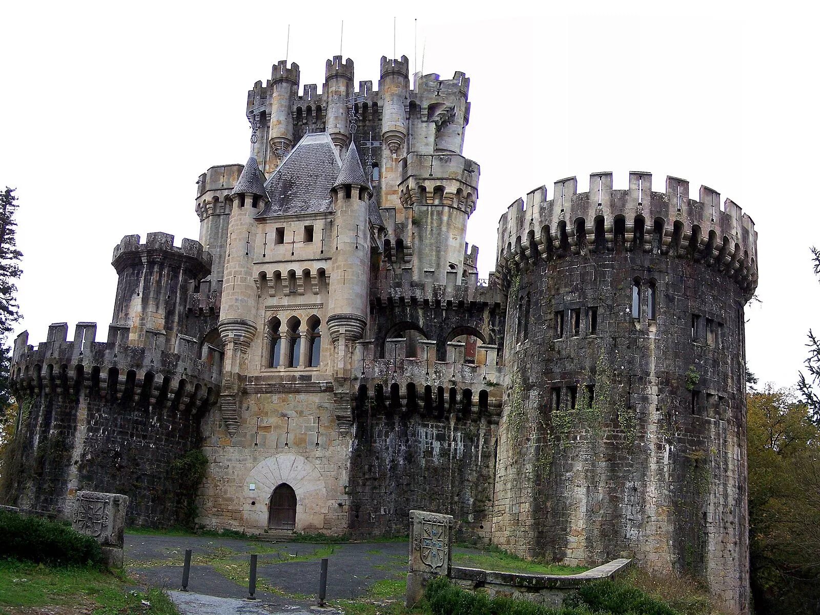 Замки б у купить. Замок Бутрон Испания. Испания заброшенный замок Бутрон. Замок Грик. Замок «Грайч», Уэльс.