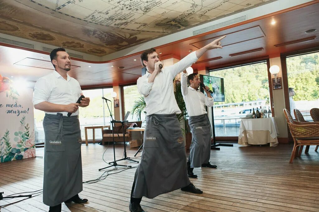 Будда бар питер. Санкт петербург рестораны где танцуют. Танцы в ресторане. Санкт петербург рестораны где танцуют. Официант танцует.