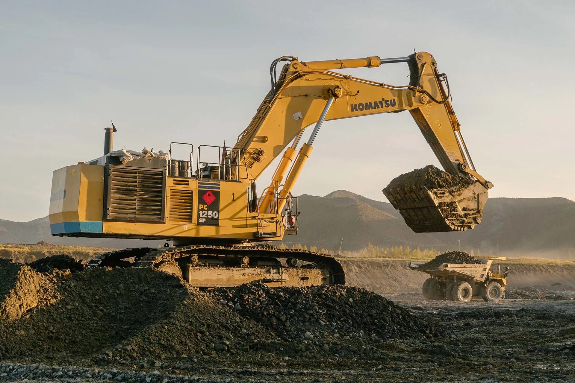 Komatsu Mining. Золотодобывающее оборудование. Komatsu Mining Germany. Карьерная техника Komatsu разобранная. Генератор бульдозер