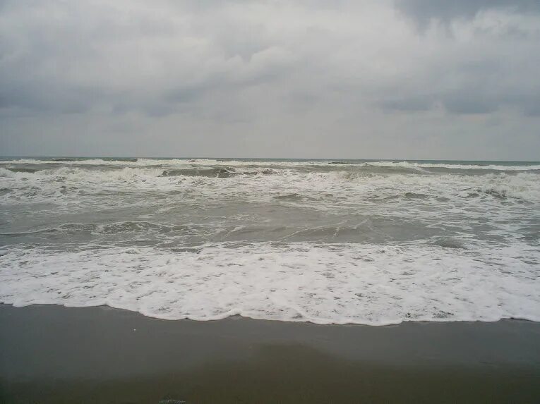 Каспийское море под водой. Дагестан море. Каспийское море волны. Вода в каспийском море. Пляж инчхе избербаш.