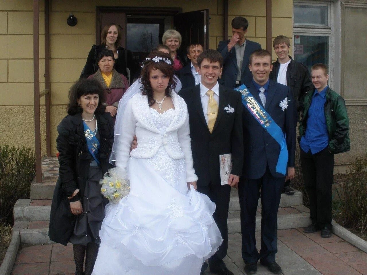 Вышла замуж за родственника. Грустная невеста на свадьбе. Недовольная невеста. Свадебные фотографии в ЗАГСЕ.