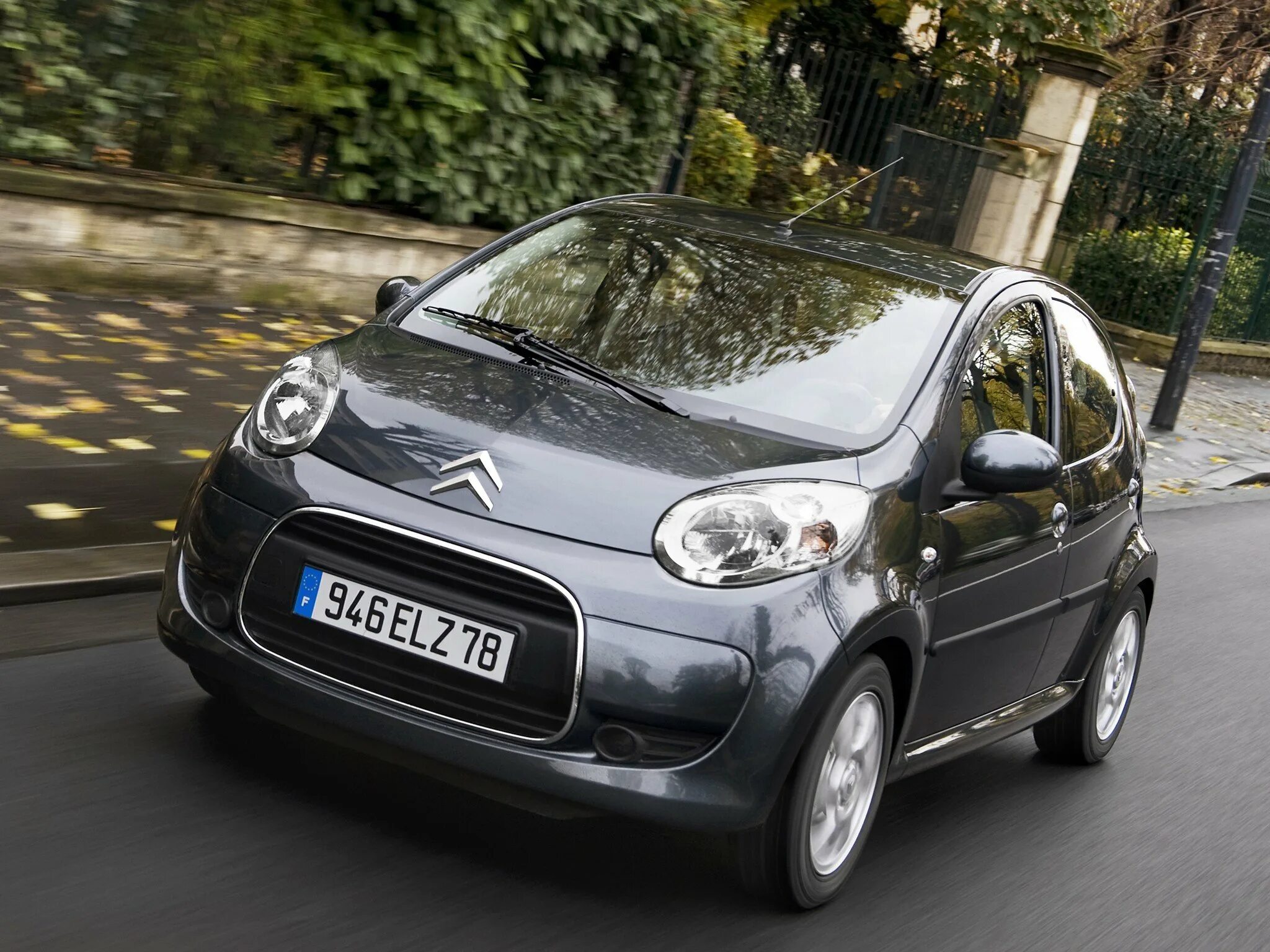 Машина небольшого размера. Ситроен с1. Ситроен с1 2011. Citroen c1 2008. Ситроен с1 2010.