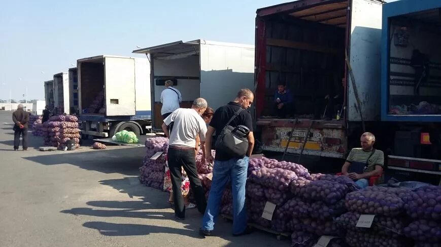 Одесский рынок привоз продавщица рыба. Везет тому кто везет. Одесса везет. Одесса везет. Одесса везет.
