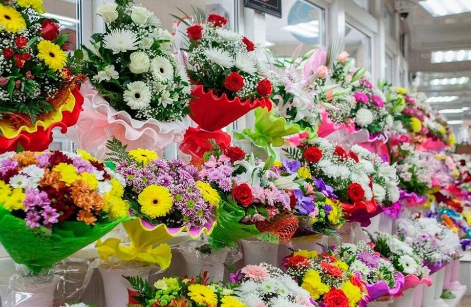 Купить цветы недорого cvbaza. Цветы магазинные. Ассортимент цветов. Букеты в цветочных магазинах. Букеты на витрину.