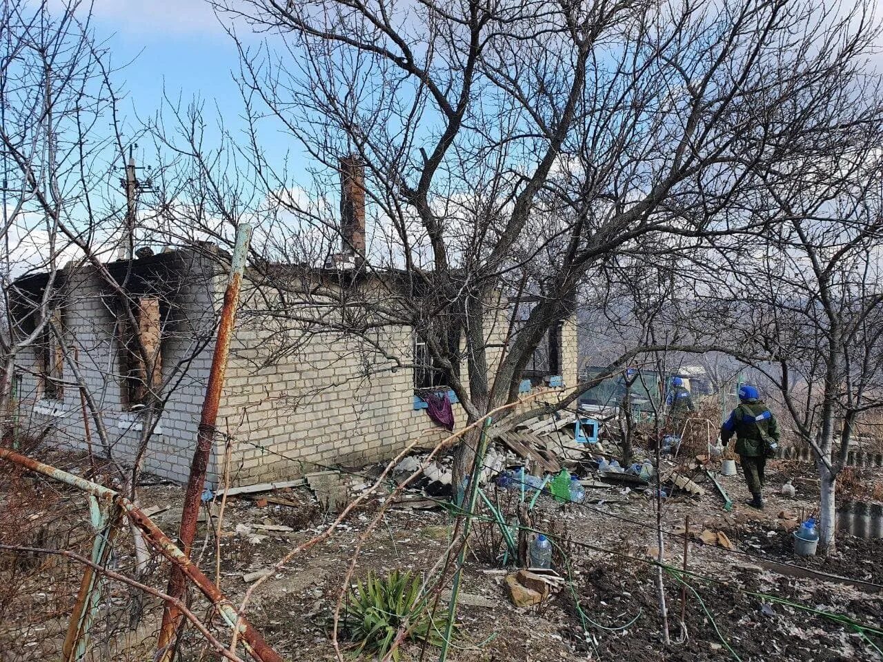 Обстрел мирных жителей в ЛНР. Обстрелы Донецка и Луганска. Донбасс жители разрушенный дом. Обстрел границы украины