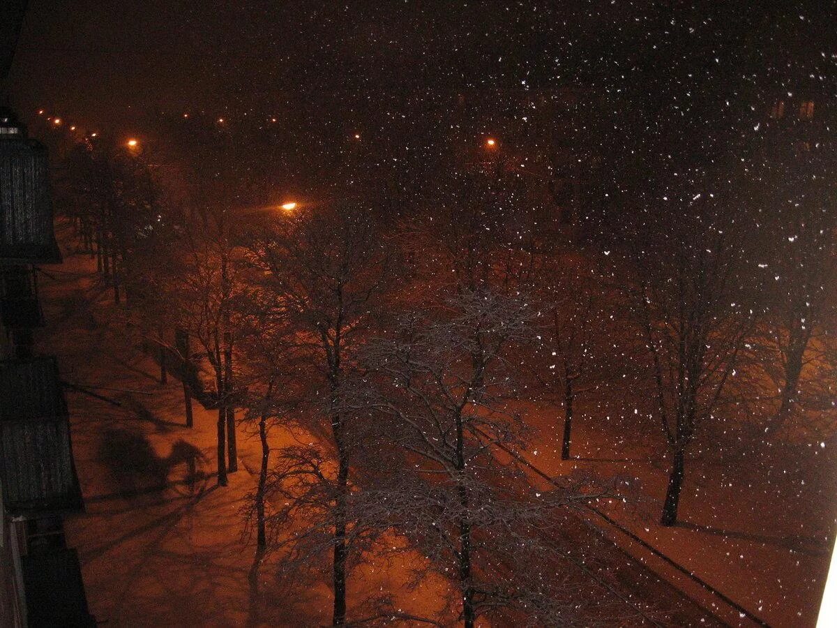 Падает снег вечер. Зима вечер город. ночной снегопад. зимняя ночь. снегопад ночью в городе.