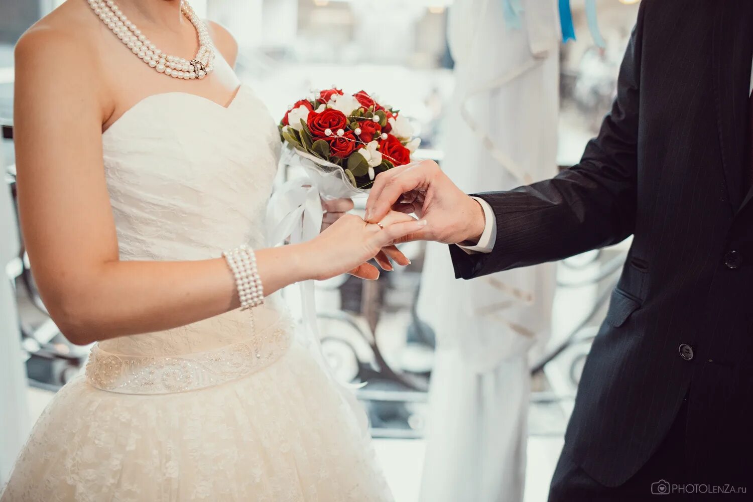 Подружки невесты. Подружки невесты в красных платьях. Невеста бросает букет на свадьбе. Черное платье подружки невесты. Гости на свадьбе в белом.