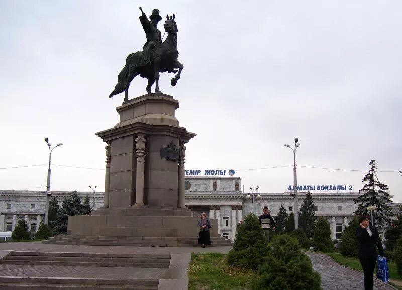 монумент абылай хан. уйгурский музыкальный театр в алматы на сейфуллина. сакена сейфуллина, 14/2, алматы, казахстан. спортклуб абылай хан алматы. абылай хан алматы.