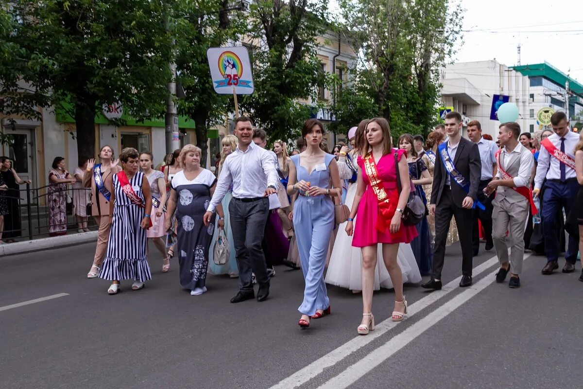 Новости калуги сегодня свежие события. Выпускной 2021 Калуга. Выпускной в школе. Шествие выпускников Калуга. Выпускники Калуга.