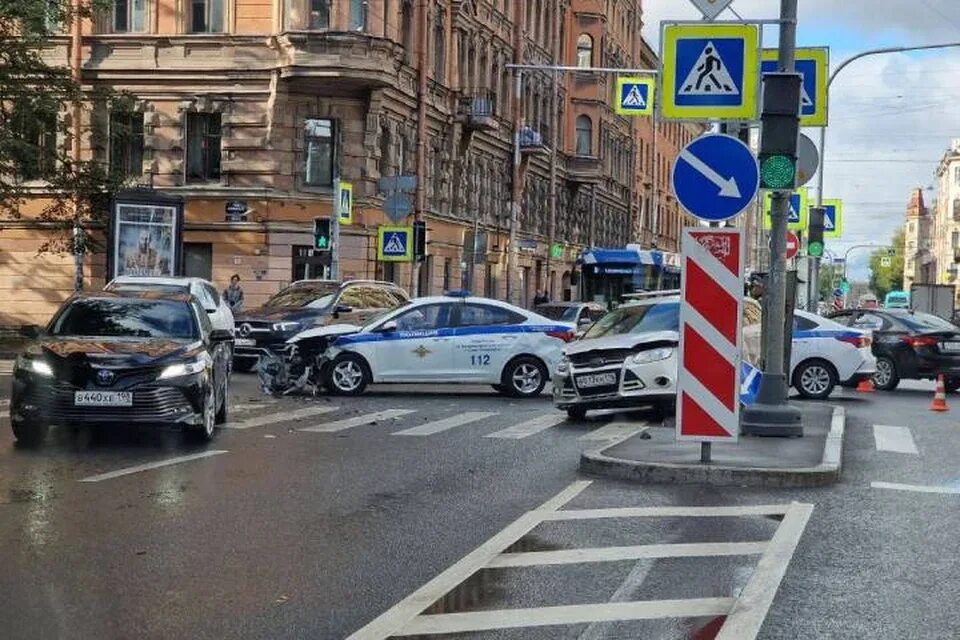 Полицейский попал. Полицейский автомобиль. Происшествия СПБ Васильевский остров. Автомобильная пробка. Машина на дороге.